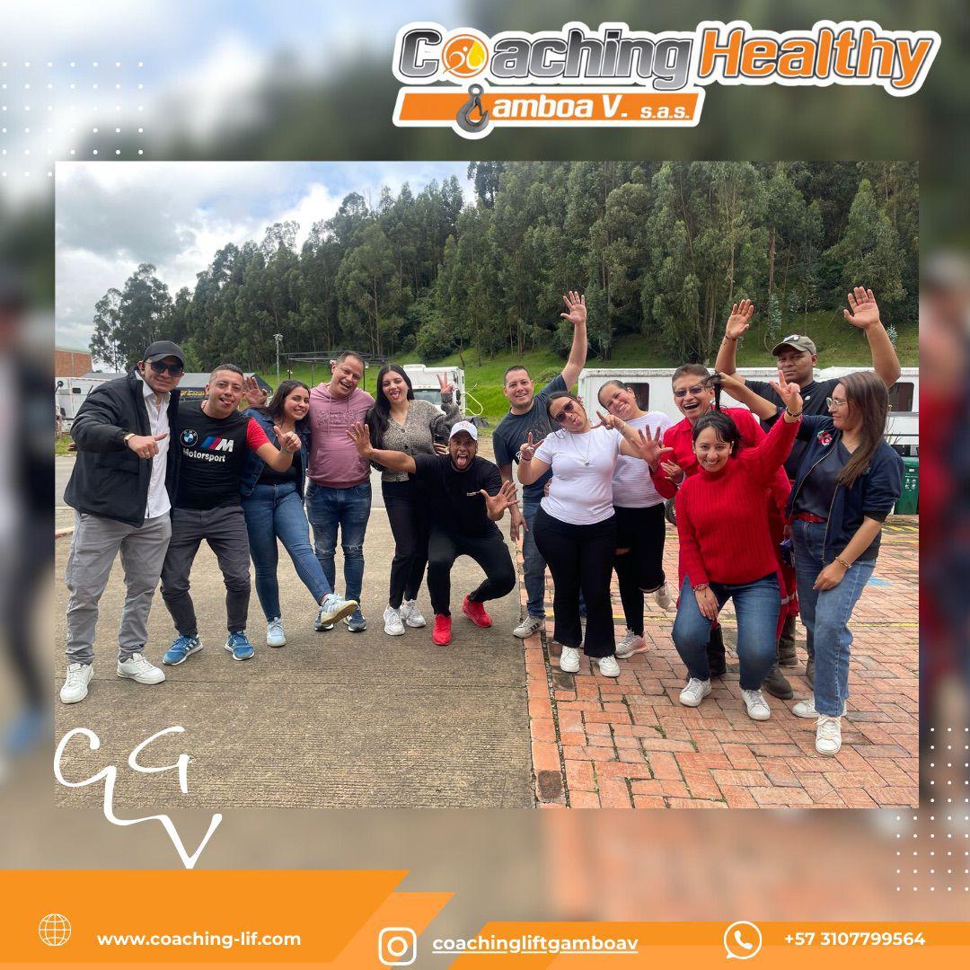 Equipo de trabajo colaborando en un taller