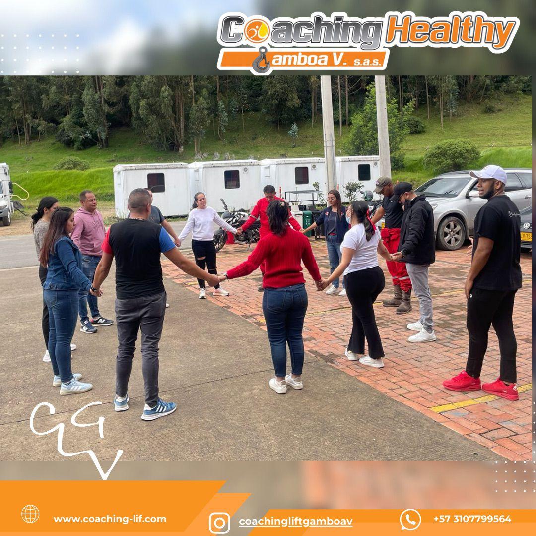 Personas cocinando juntas en una cocina moderna