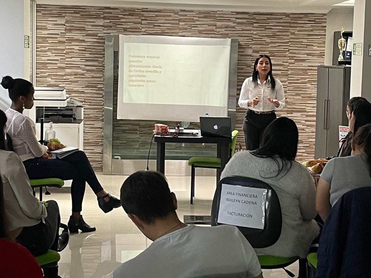 Profesional de la salud conversando con un paciente