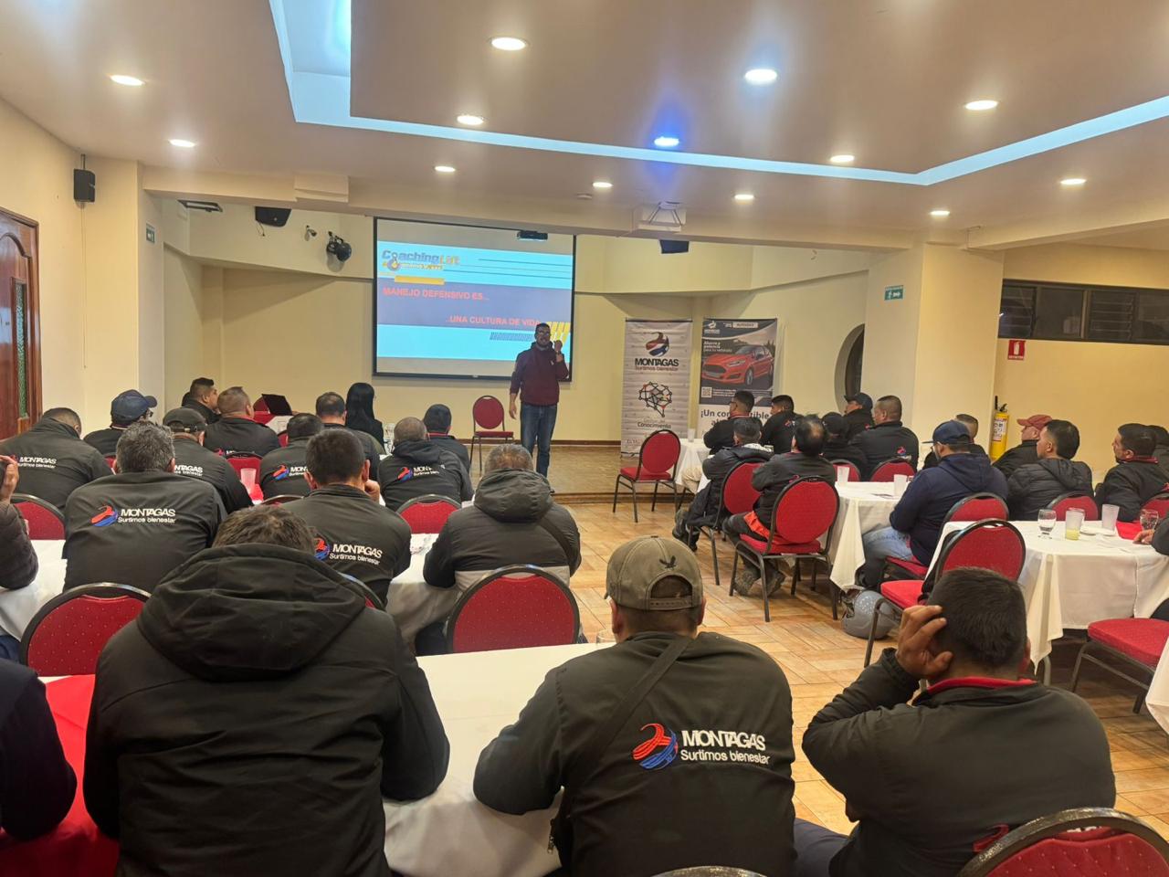 Operador utilizando un simulador de grúa para capacitación