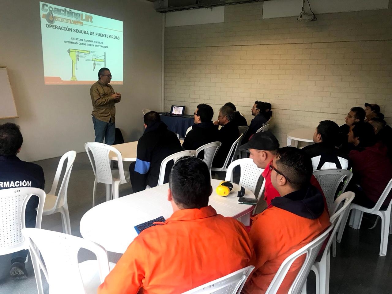 Persona planificando una operación de izaje de cargas