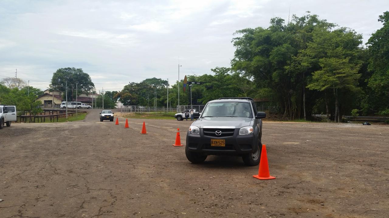 Auditor revisando documentos de un Plan Estratégico de Seguridad Vial