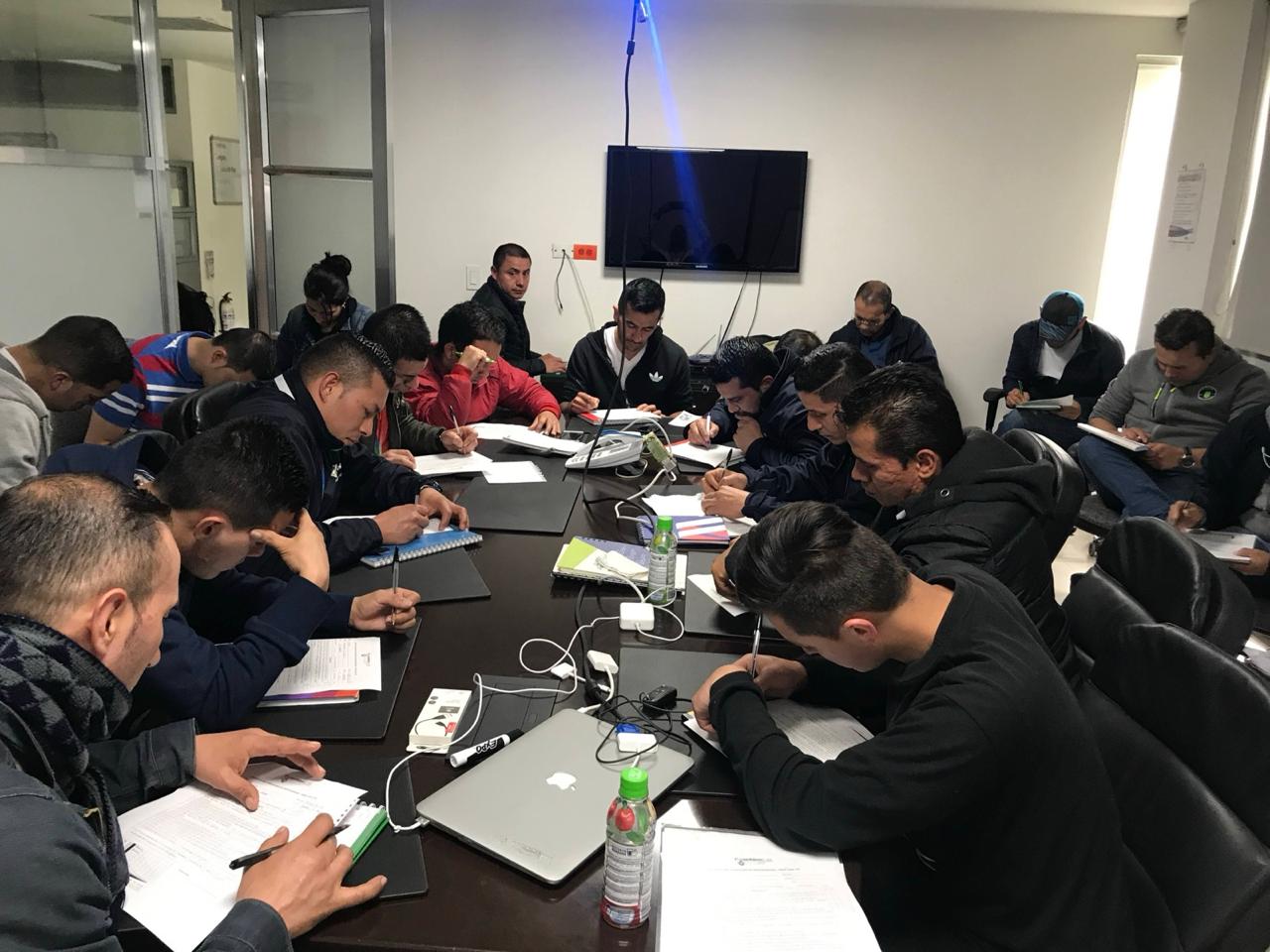 Persona interactuando con una aplicación de seguridad en una tablet