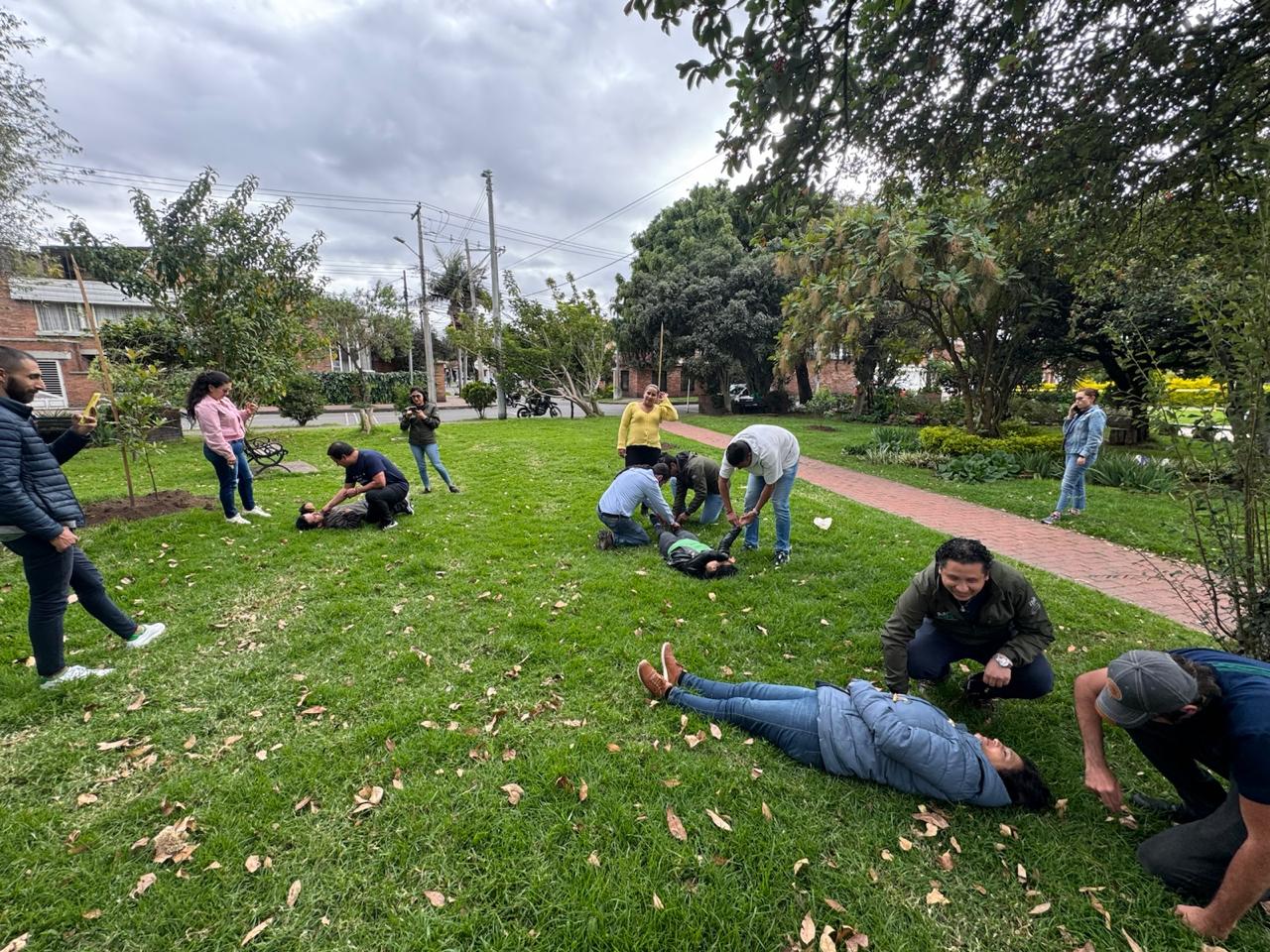 Personas participando en un juego de mesa sobre seguridad