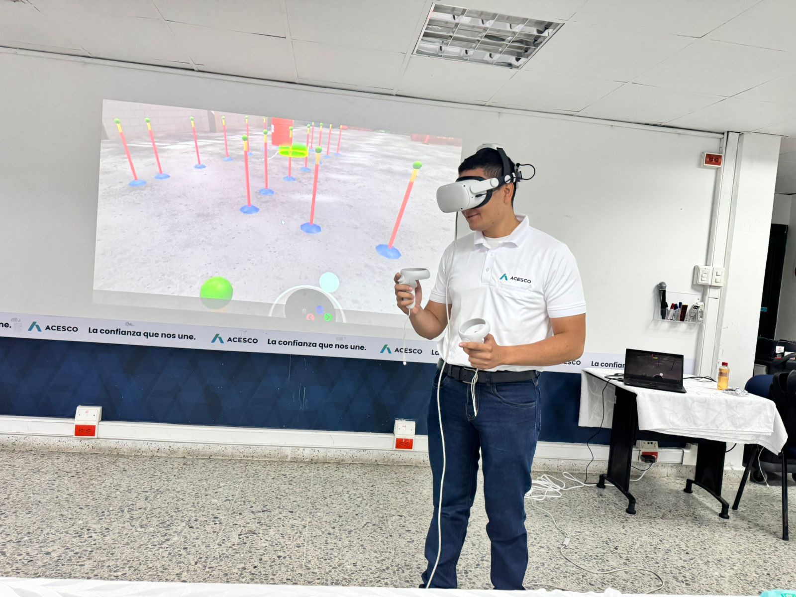 Operador entrenando en un simulador de montacargas