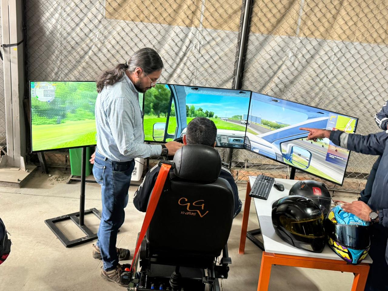 Simulador de conducción profesional con múltiples pantallas